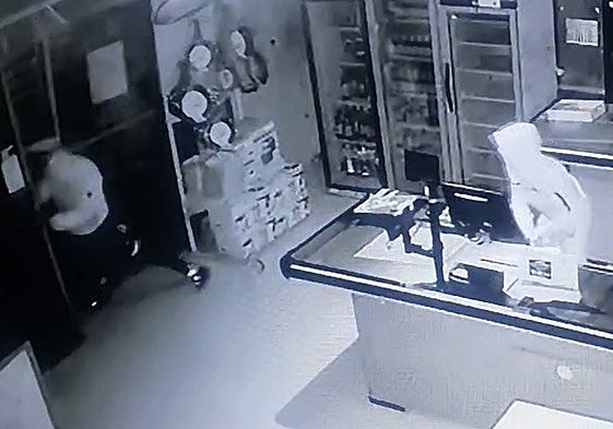 Dos ladrones huyen con las manos vacías a los pocos segundos de entrar al supermercado, alertados por los gritos de una vecina.
