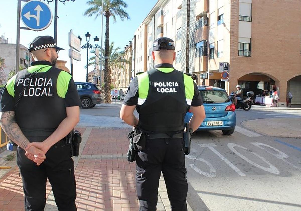 Dos policías locales de Totana.
