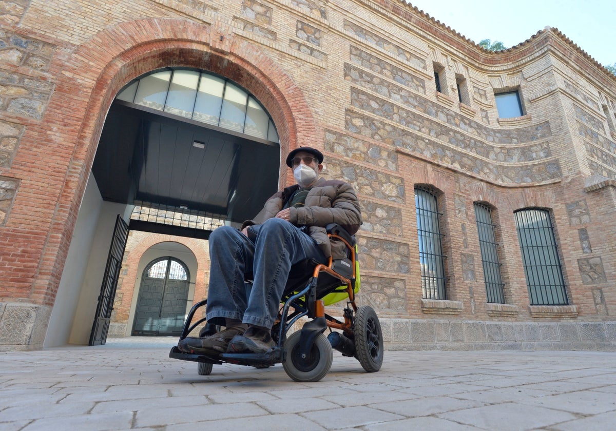 Cristóbal Crespo, frente a la entrada de la Cárcel Vieja de Murcia, en 2022.