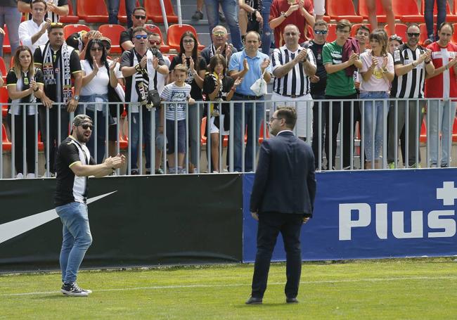 Belmonte recibiendo ánimos tras la derrota de Majadahonda.