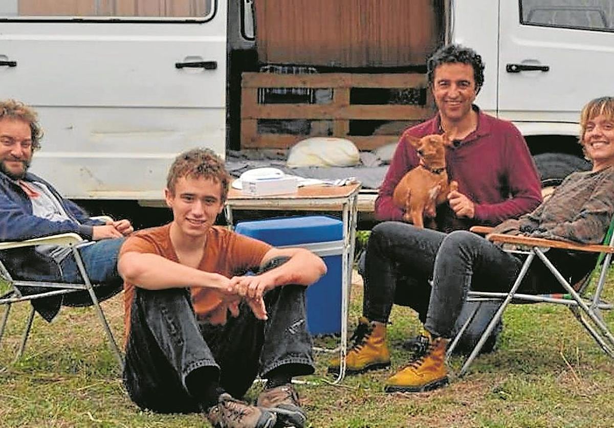 Imagen principal - Imágenes tomadas durante el rodaje de 'Llobàs', dirigida por Pau Calpe Rufat y basada en la novela 'Lobisón', de Ginés Sánchez, donde el actor León Martínez interpreta a Adrián. Cartel de la versión en castellano de la película. 