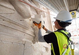 Así trabaja la cantera María Reyes Molina en la restauración de la Catedral de Murcia