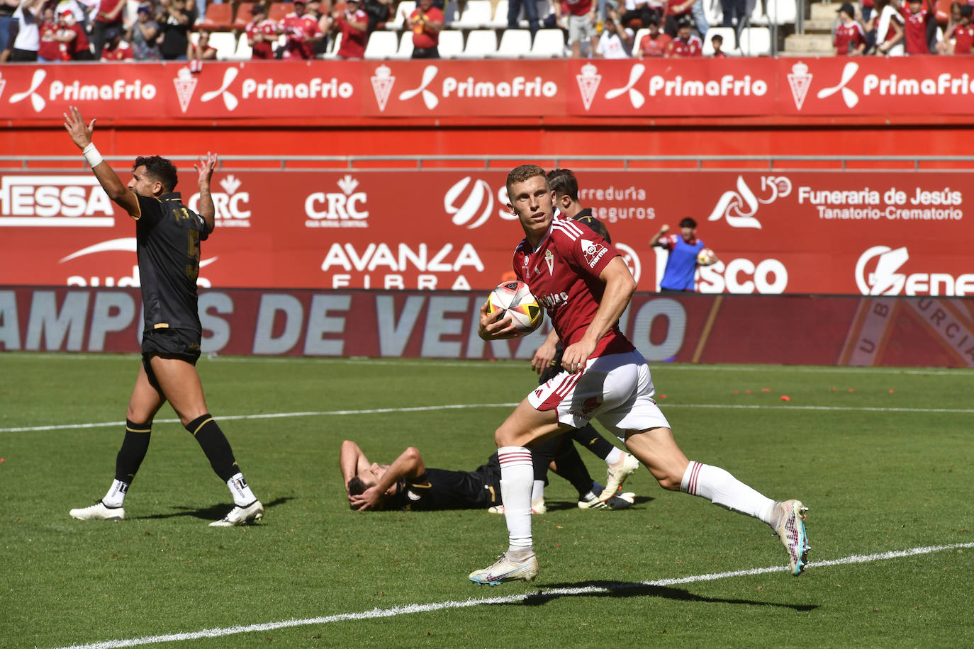 La derrota del Real Murcia frente al Castellón, en imágenes