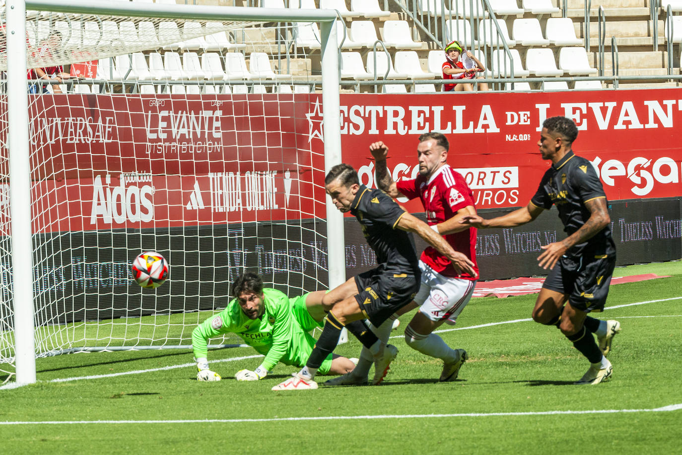 La derrota del Real Murcia frente al Castellón, en imágenes