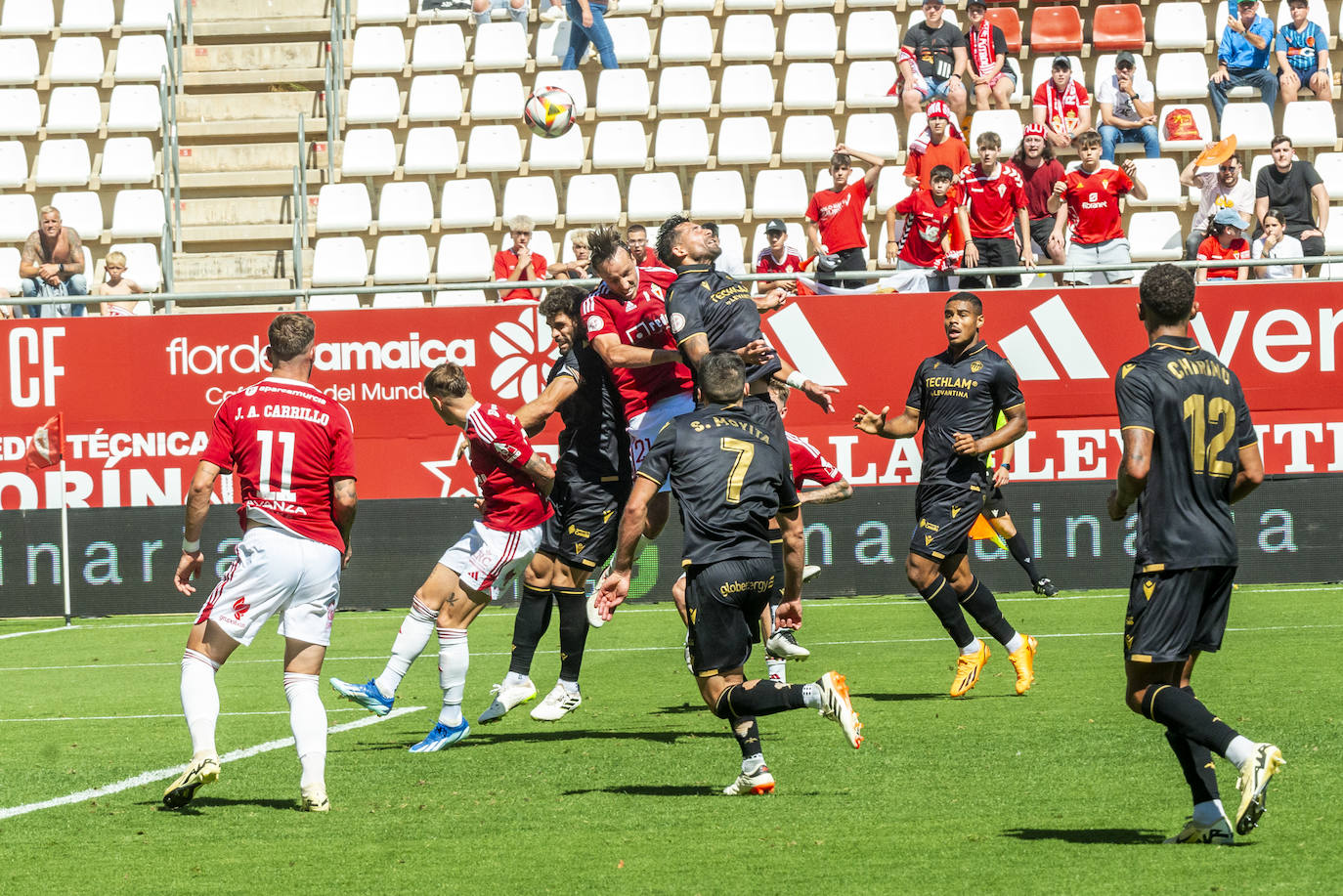 La derrota del Real Murcia frente al Castellón, en imágenes