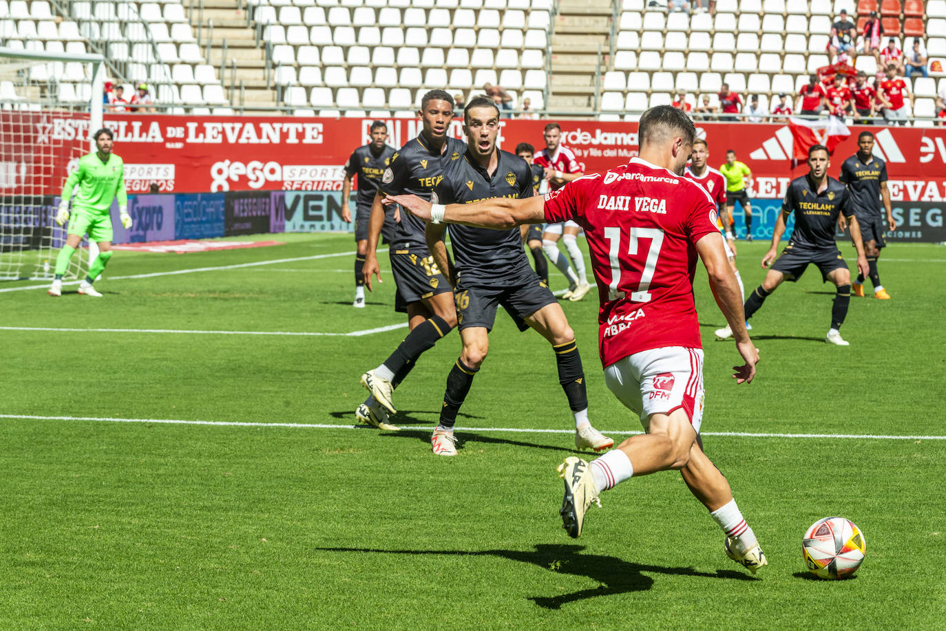 La derrota del Real Murcia frente al Castellón, en imágenes