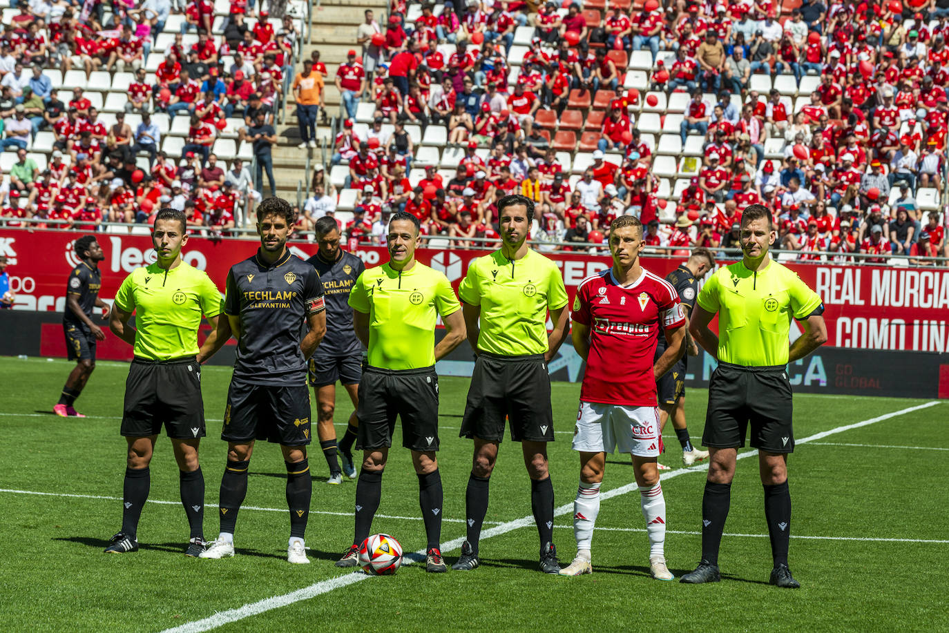 La derrota del Real Murcia frente al Castellón, en imágenes