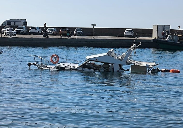Estado de la embarcación hundida, este sábado, en Cabo de Palos.