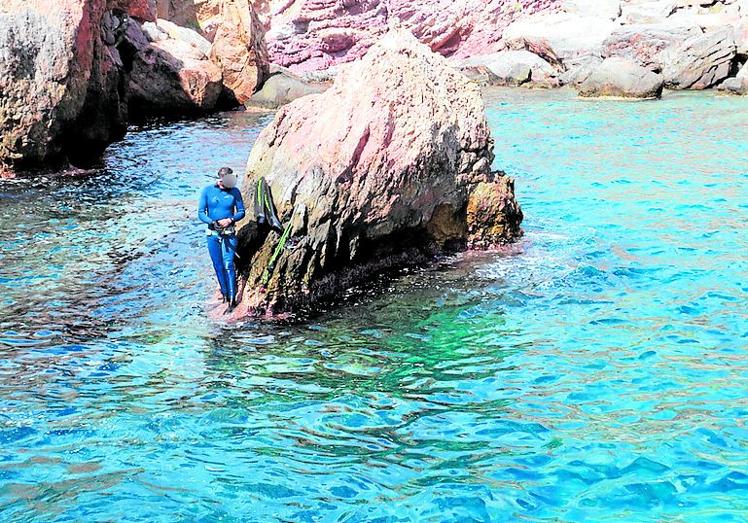 Un pescador clandestino, sorprendido en una roca en aguas de Cabo Tiñoso, en Cartagena.