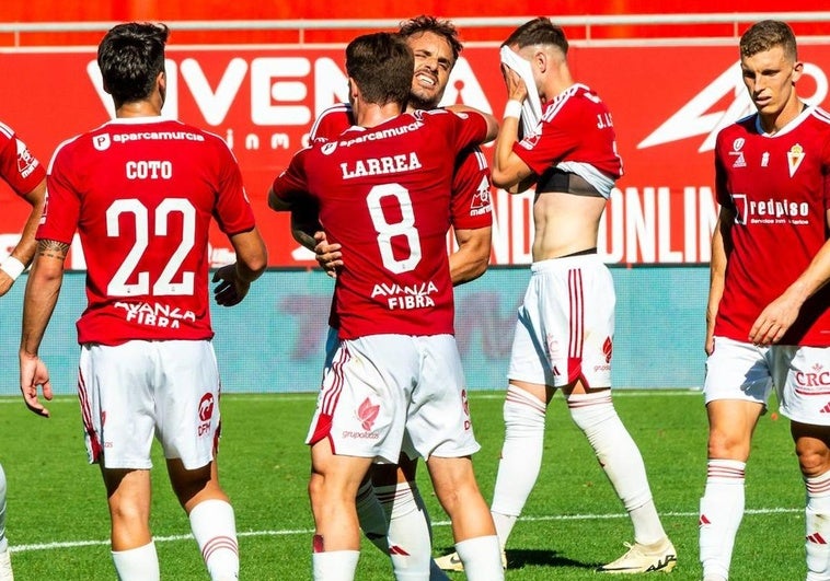 Pedro León es consolado por Larrea después de fallar el penalti.