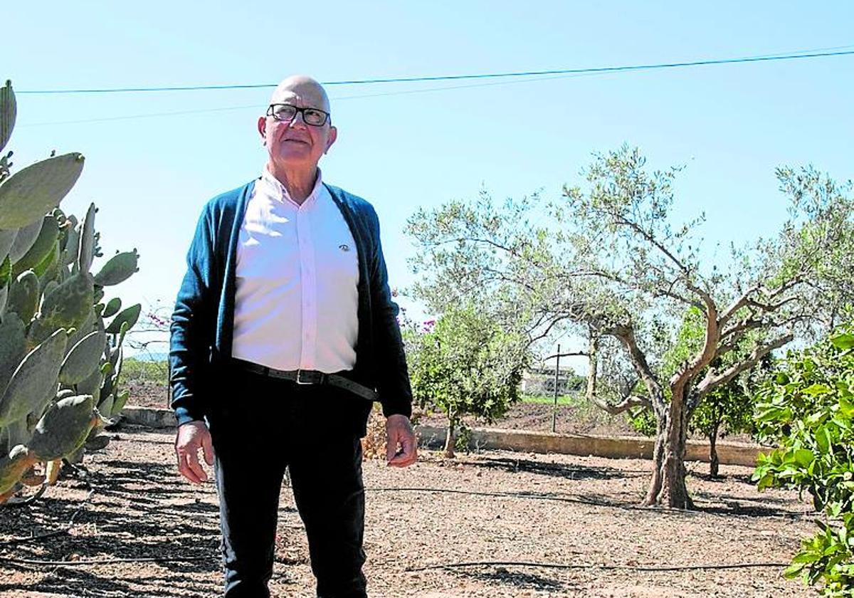 Manuel Padín, con sus gallinas, en su casa de campo.