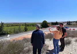Jesús y Conchita señalan a Manuel los terrenos sobre los que se prevé ubicar la planta solar de Acuamed.