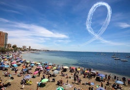 Estela circular dibujada sobre la costa de Santiago de la Ribera por un grupo de aviones tras efectuar un 'looping'.