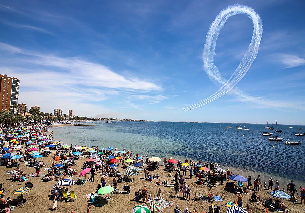 Estela circular dibujada sobre la costa de Santiago de la Ribera por un grupo de aviones tras efectuar un 'looping'.