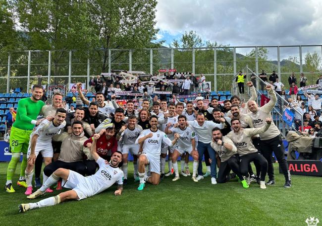 El Albacete celebra con su afición la victoria de ayer en Andorra.