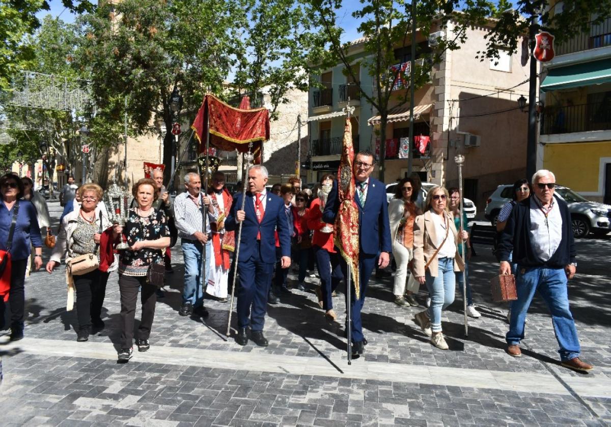 Recorrido de la Sagrada Reliquia por las calles de la localidad en la mañana de ayer.