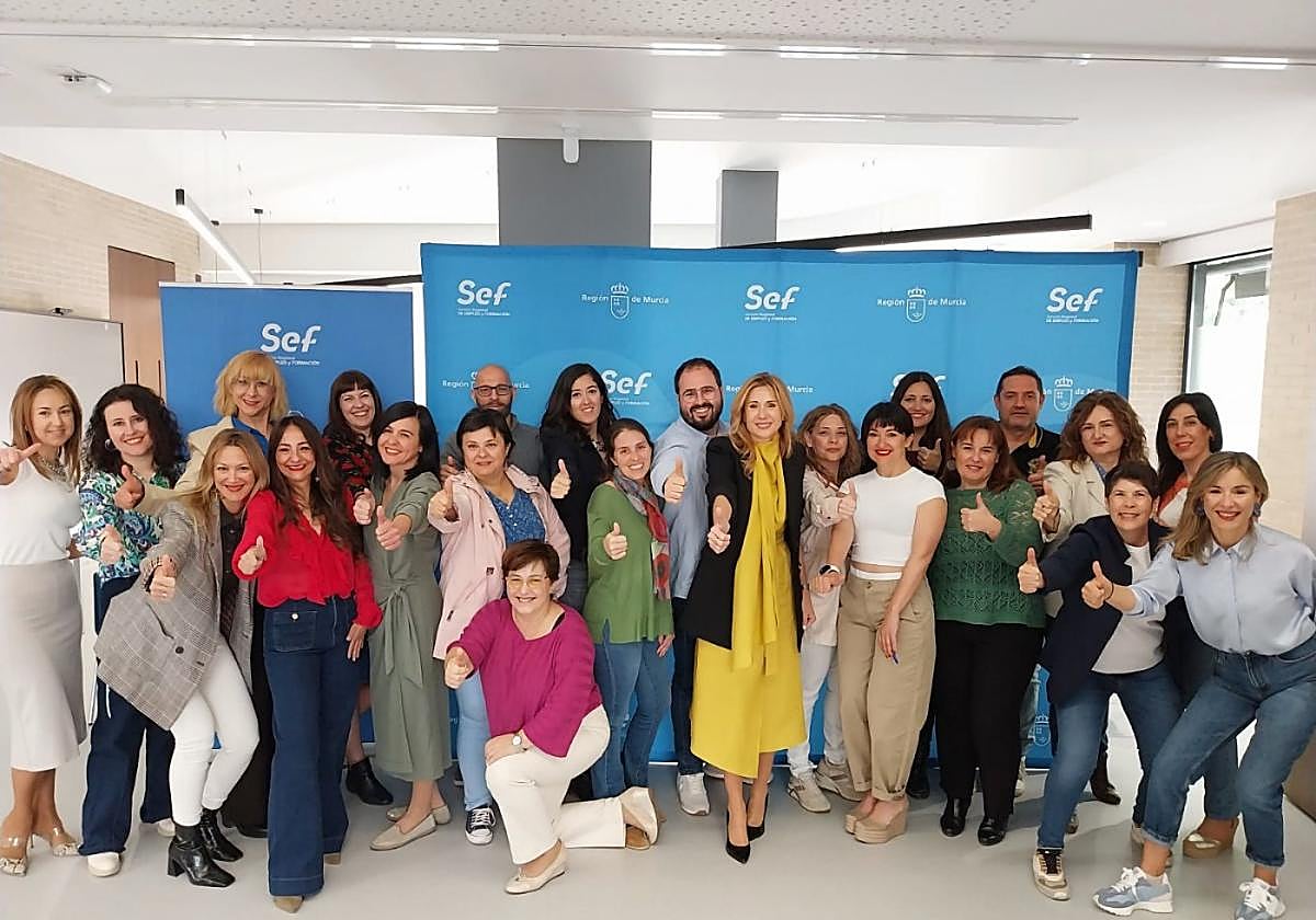El equipo de 'Activo Empresa', con la directora del SEF, Marisa López.