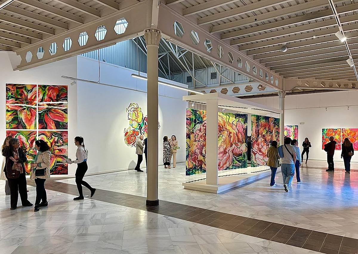 Imagen secundaria 1 - Manuel Herrera y Francisca Muñoz, de rojo, los Muher, en la inauguración de 'Flores y feria' en el Centro Cultural Casa de Vacas. 