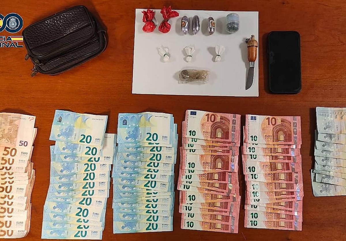 La droga y el dinero en efectivo incautados al joven en San José de la Vega.