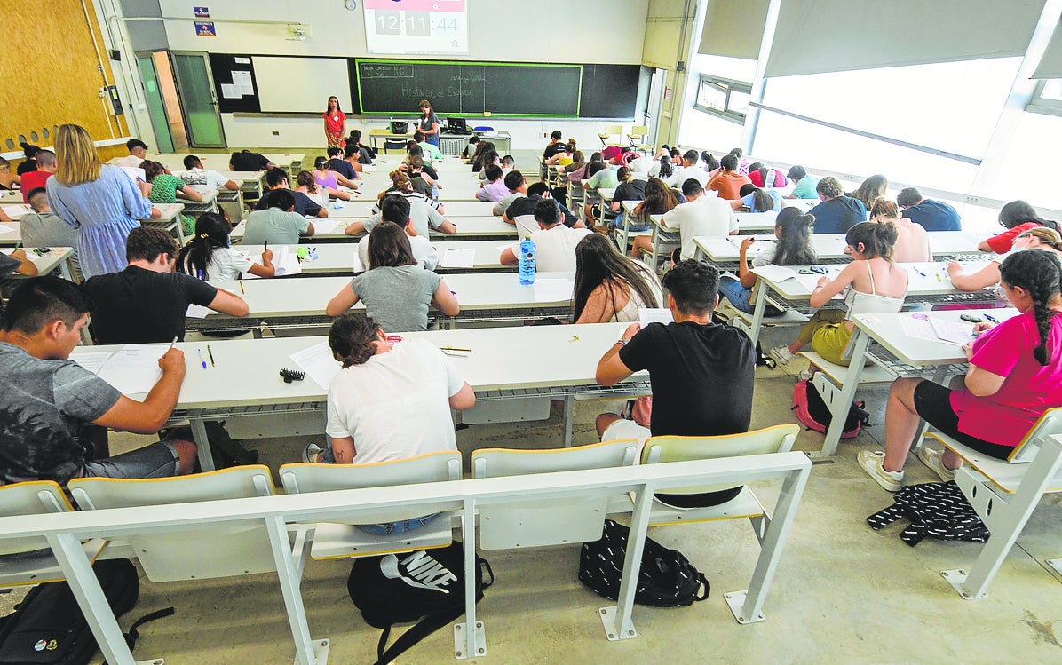 Alumnos realizan la Ebau el pasado año en el Aulario de Espinardo.