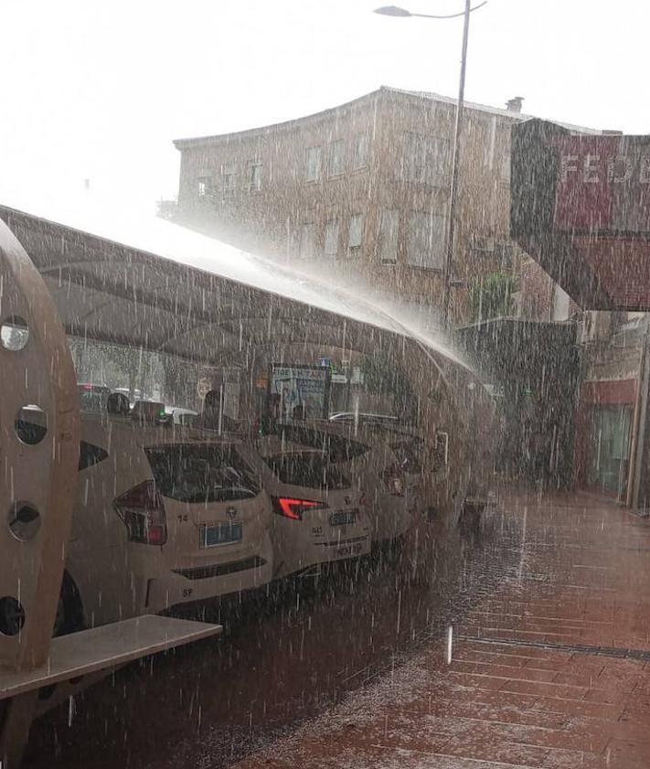 Imagen secundaria 2 - Tormenta que sorprendió a los vecinos de Murcia este lunes por la tarde.