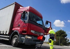 Un técnico pasa la ITV móvil a un camión.