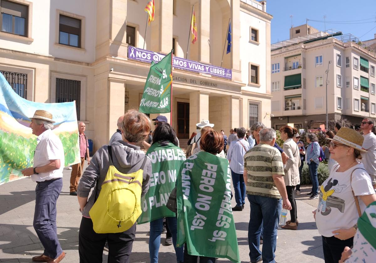 Las imágenes de la protesta de los vecinos de San Miguel de Salinas en Alicante