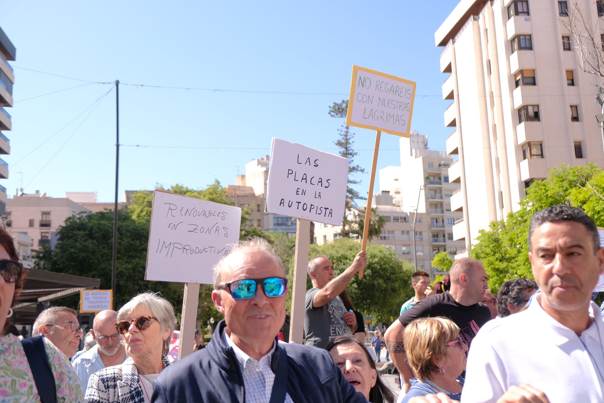 Las imágenes de la protesta de los vecinos de San Miguel de Salinas en Alicante