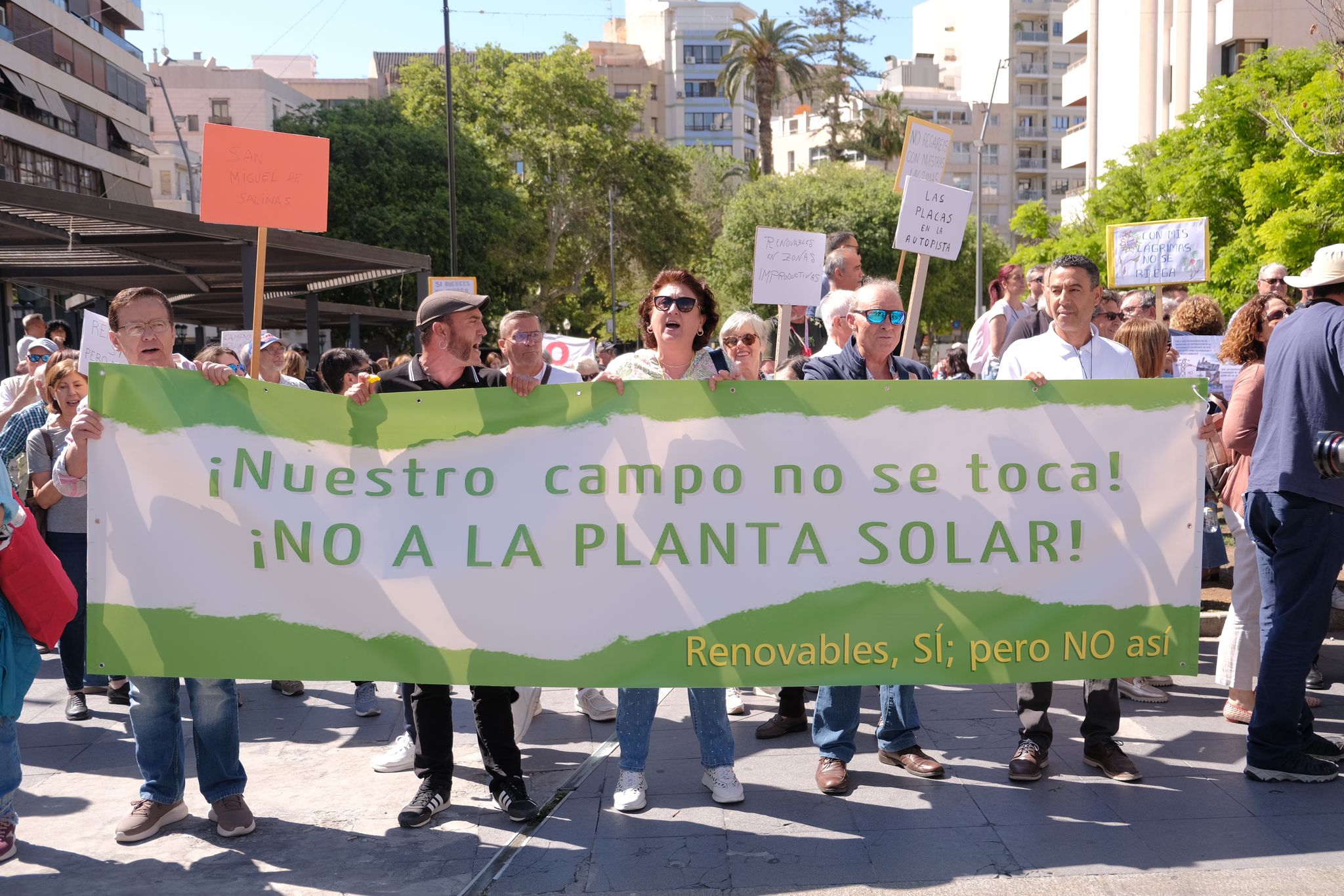 Las imágenes de la protesta de los vecinos de San Miguel de Salinas en Alicante