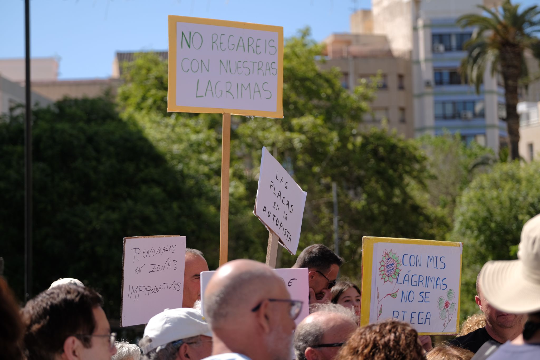 Las imágenes de la protesta de los vecinos de San Miguel de Salinas en Alicante