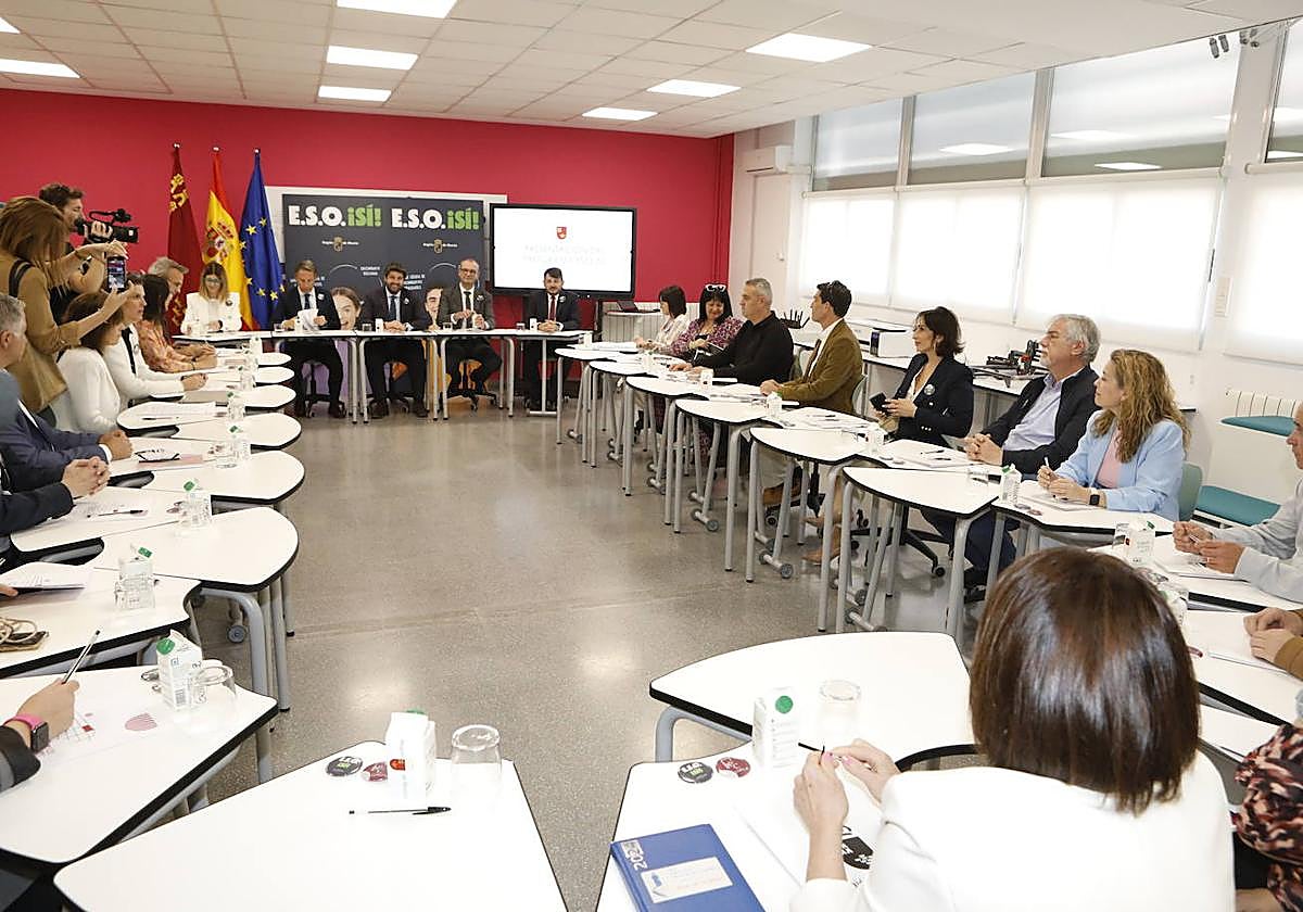 Reunión de López Miras con los coordinadores del programa de prevención del abandono escolar temprano.