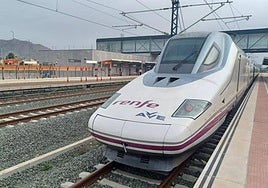 Un tren AVE, en la línea de alta velocidad de Murcia.