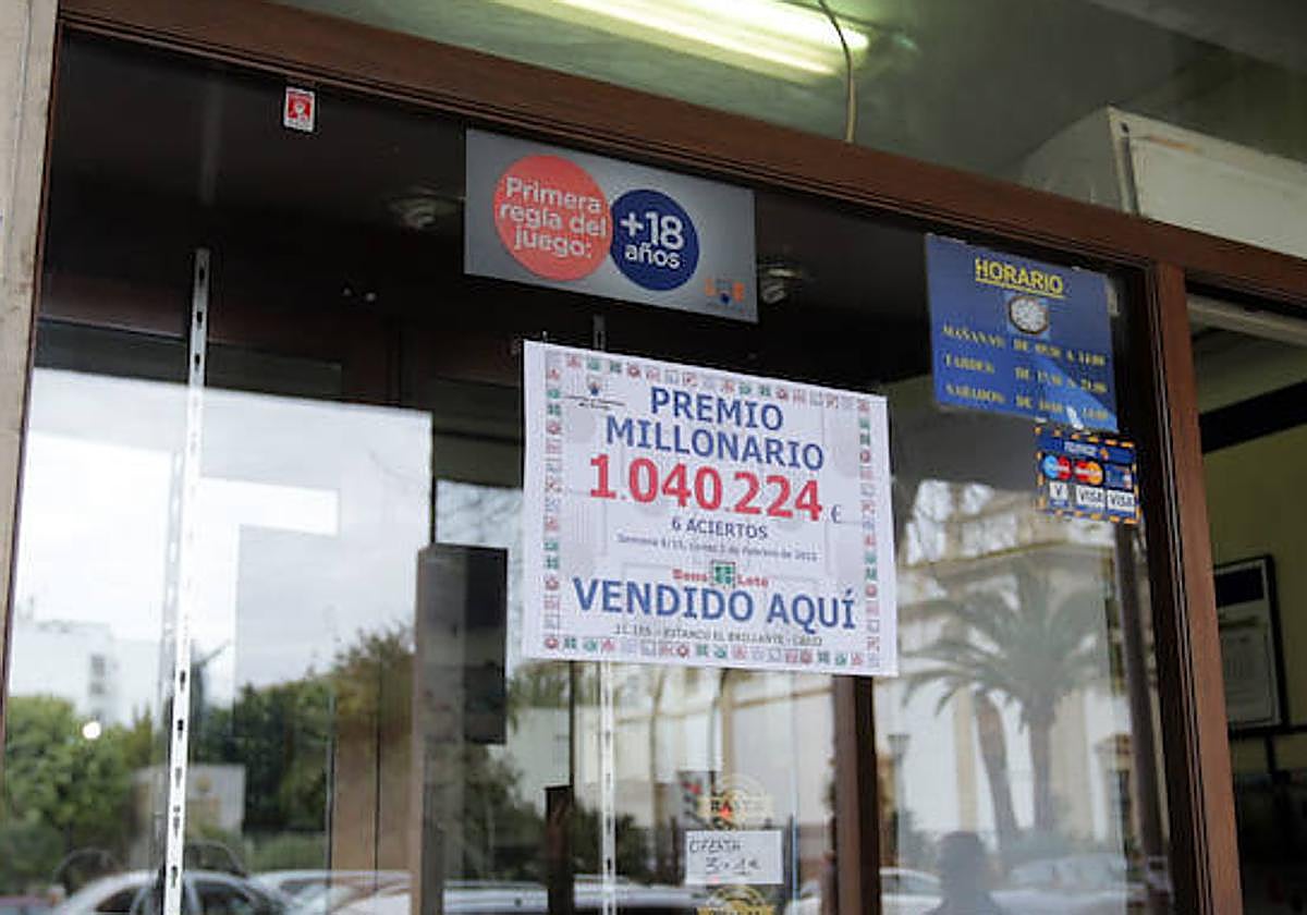 Imagen de un cartel que muestra un premio de la Bonoloto vendido en una administración de lotería.