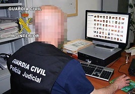 Un agente de la Guardia Civil trabajando en un ordenador, en una imagen de archivo.