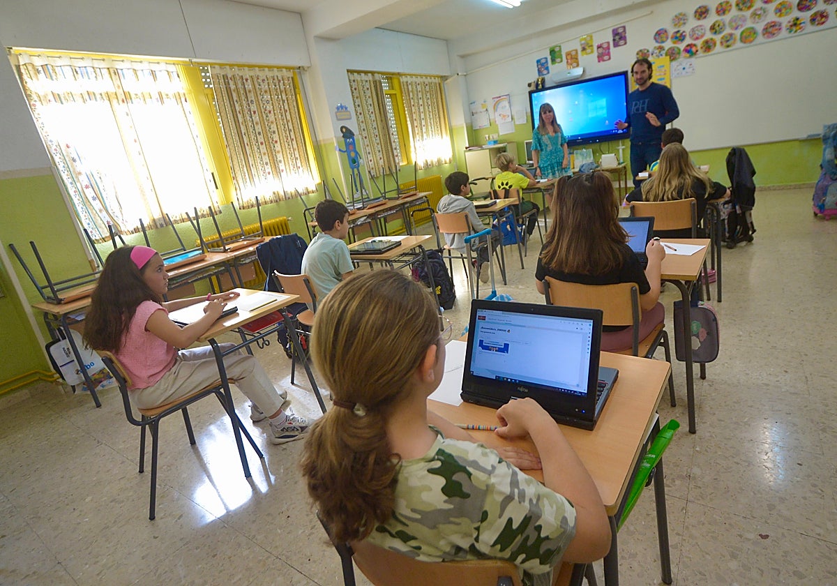 Alumnos de cuarto de Primaria del colegio Federico de Arce realizan la prueba este martes.