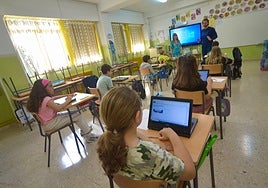 Alumnos de cuarto de Primaria del colegio Federico de Arce realizan la prueba este martes.