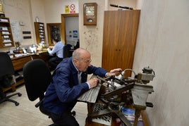 José Antonio y Francisco López, en su tienda de plumas, uno de los negocios más antiguos de la ciudad de Murcia.