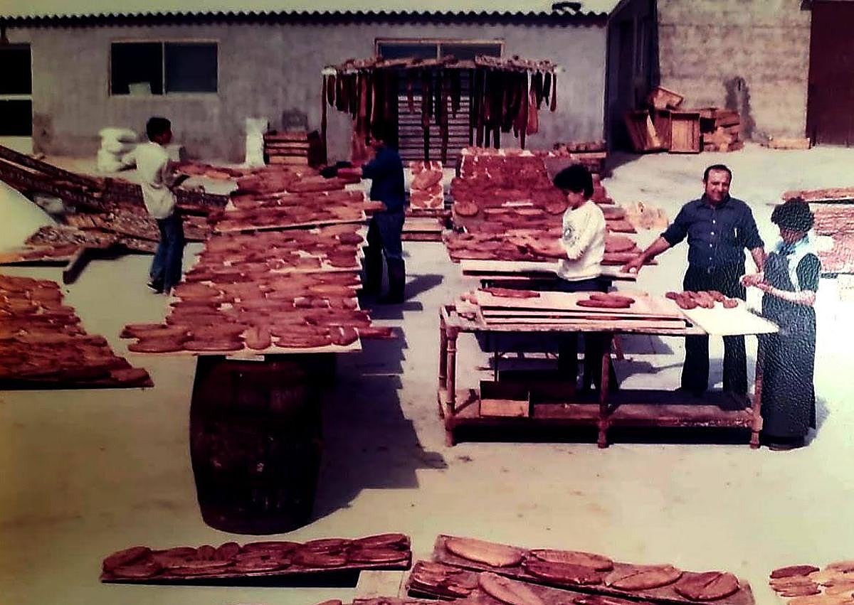 Imagen secundaria 1 - 1. Empleados de Julián López en el secadero de huevas. 2. Secadero de Julián López, en San Pedro del Pinatar, en los años ochenta. 3. Ana Garre, con algunos de sus productos y el premio del Ministerio.
