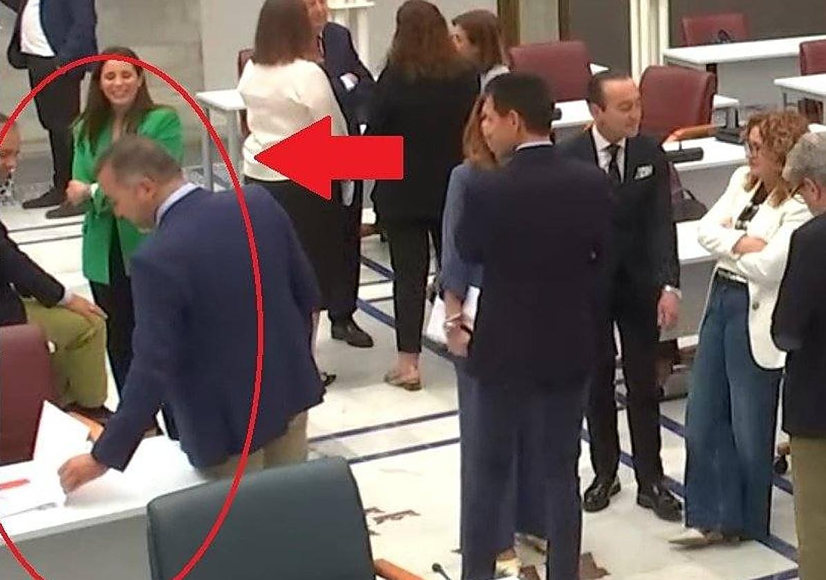 La imagen compartida por Vélez de Albaladejo revisando sus papeles.