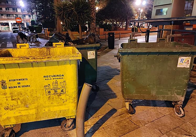 Contenedor del Ayuntamiento de Molina de Segura y de una empresa privada en la plaza de la Constitución de Torrevieja.