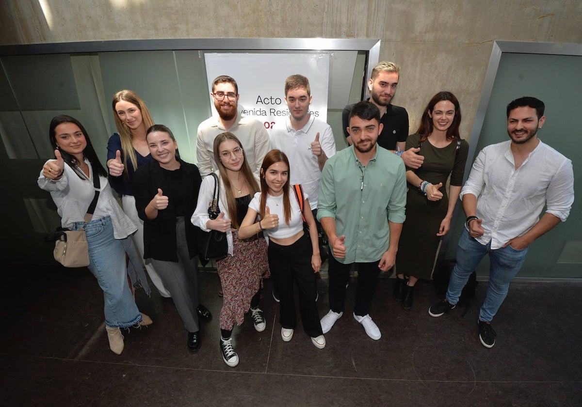 Los nuevos residentes de la sanidad regional con la nota más alta, este miércoles. En primera fila, Amanda López, Ana García Pérez, Beatriz Payá, Paula Valenzuela, Roser Alegría y Arturo Ansón. Detrás, Pablo Sánchez, Mariano Tébar, Carlos Jiménez, Isabel Rodríguez y Nico Lafranca.