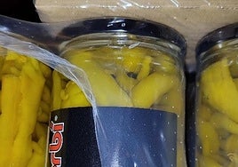 Piparras encurtidas afectadas por la alerta sanitaria.