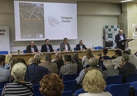 Debate sobre el aislamiento ferroviario, en el salón de actos de la UNED.