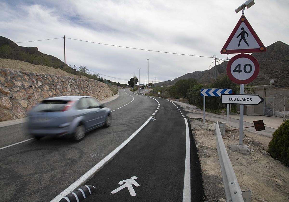 Una furgoneta pasa por el nuevo tramo de línea continua de la carretera de las Cuestas del Cedacero con restricciones de velocidad.