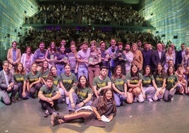 Foto de familia de los participantes, en el Batel, en la gala de los Premios Mandarache.