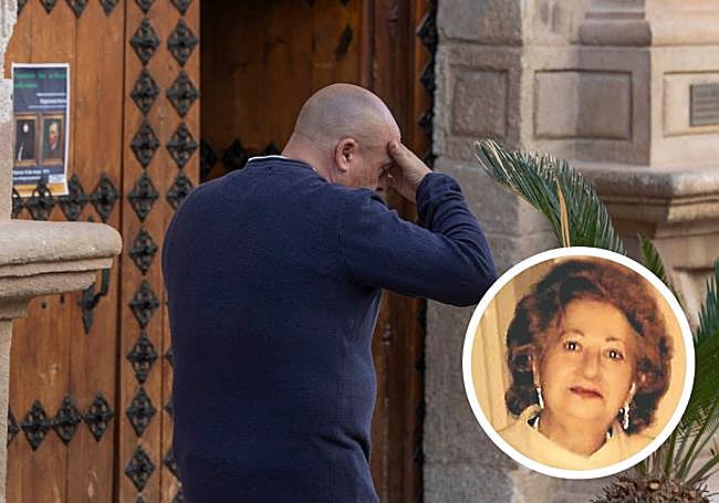 Uno de los hijos de la mujer fallecida (en la foto pequeña), tras conocer la noticia.