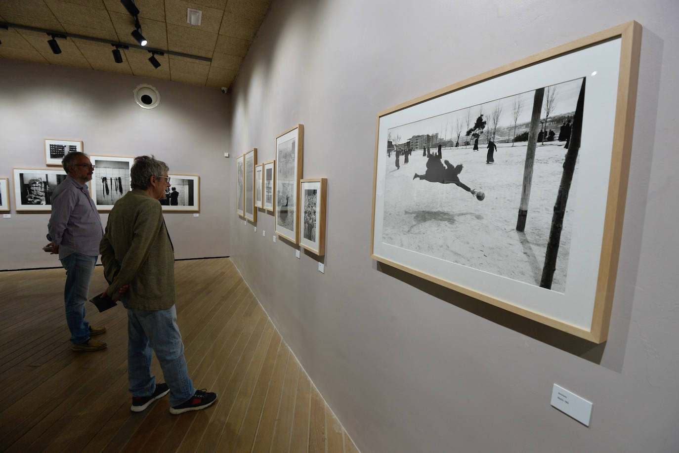Las imágenes de la exposción de Ramón Masats en el Archivo General de la Región de Murcia
