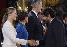 La princesa Leonor, junto a la reina Letizia y el rey Felipe VI, saluda a Fernando López Miras.