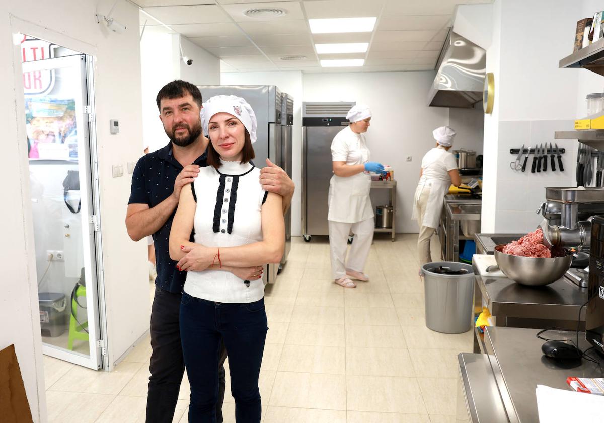 Pavlo y Svitlana, en la cocina de su establecimiento en el barrio murciano de San Andrés.