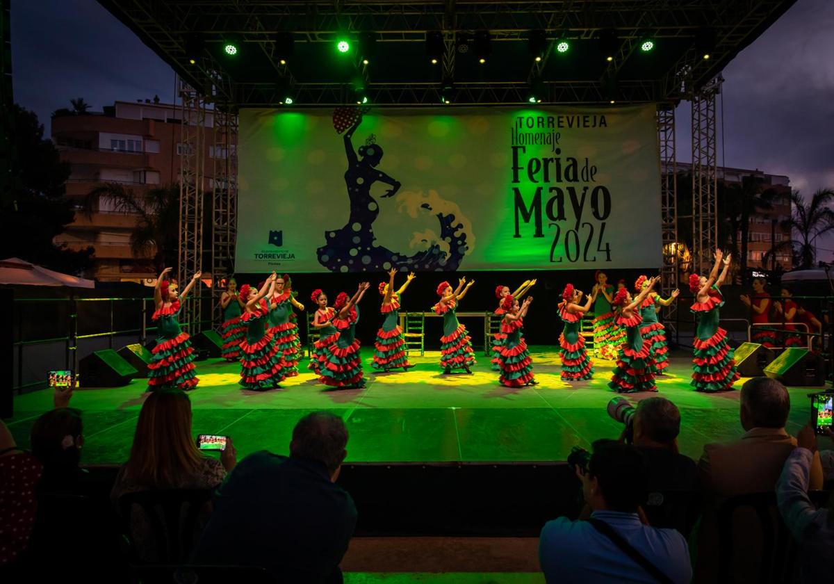 La academia de danza QK y la escuela de baile Paya´s fueron las encargadas de estrenar el 'tablao'.